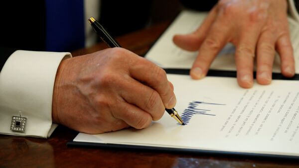 Donald Trump signe un document - Sputnik Afrique