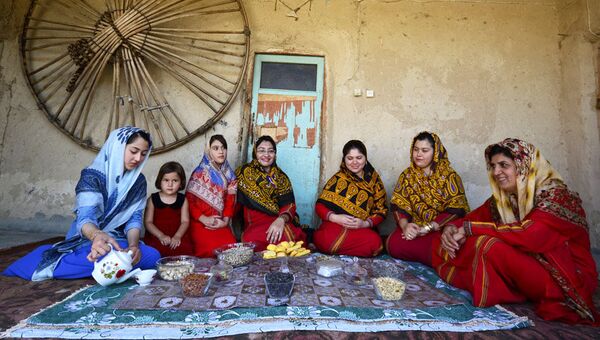 Le métier traditionnel du tissage des Turkmènes iraniniens - Sputnik Afrique