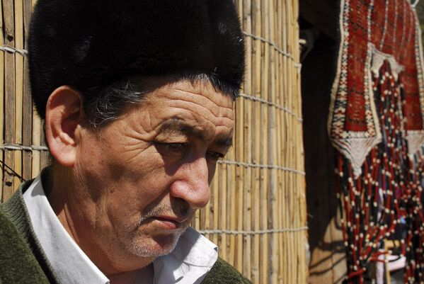 Le métier traditionnel du tissage des Turkmènes iraniniens - Sputnik Afrique