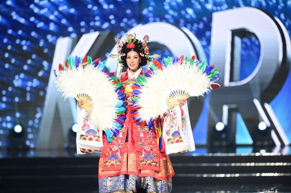 Les participantes au concours «Miss Univers» en costumes traditionnels - Sputnik Afrique