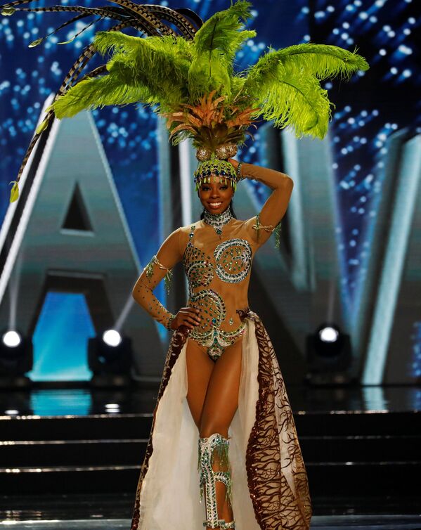 Les participantes au concours «Miss Univers» en costumes traditionnels - Sputnik Afrique