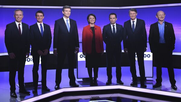 Candidates for the French left's presidential primaries ahead of the 2017 presidential election, (from L) Francois de Rugy, Manuel Valls, Arnaud Montebourg, Sylvia Pinel, Benoit Hamon, Vincent Peillon, Jean-Luc Bennahmias pose before taking part in a final televised debate in Paris, France, Thursday, Jan. 19, 2017 - Sputnik Afrique