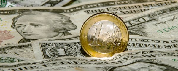 A one euro coin is pictured on one US dollar notes - Sputnik Afrique