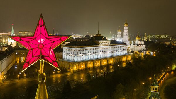 L'étoile en haut d'une tour du Kremlin de Moscou et le Grand palais du Kremlin - Sputnik Afrique