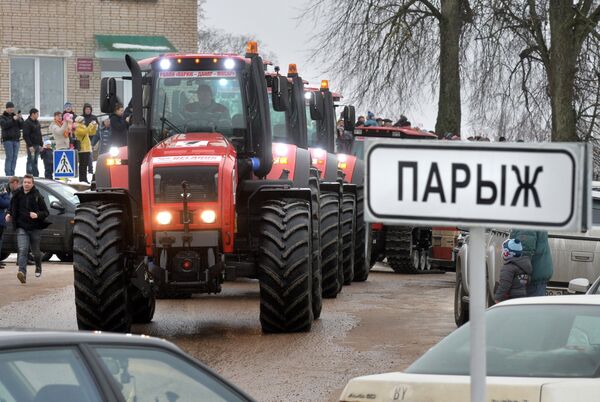 Un rallye de tracteurs Paris-Mossar Un rallye de tracteurs Paris-Mossar - Sputnik Afrique