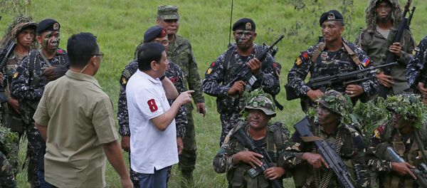 Rodrigo Duterte et des soldats - Sputnik Afrique