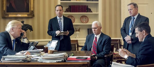 Le président Donald Trump lors de la conversation avec Vladimir Poutine - Sputnik Afrique