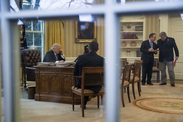 Le président Donald Trump lors de la conversation avec Angela Merkel - Sputnik Afrique