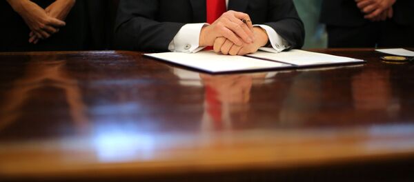 Immigration: un journaliste US explique les aspects positifs du décret Trump - Sputnik Afrique