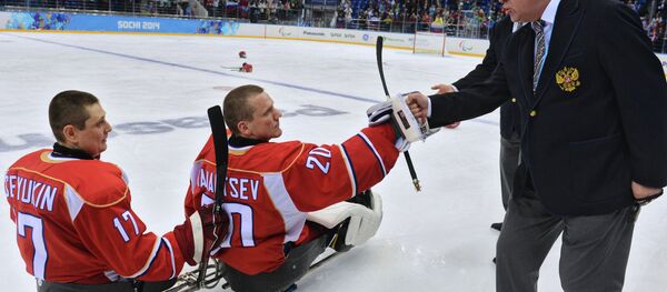Des sportifs paralympiques russes et leur entraîneur - Sputnik Afrique