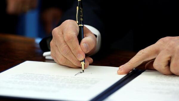 Le président américain signe le document - Sputnik Afrique