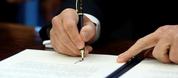 Le président américain signe le document Le président américain signe le document - Sputnik Afrique