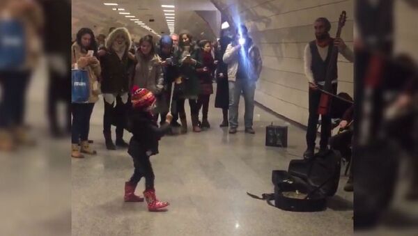 Une fillette d'Istanbul improvise devant des musiciens de la rue - Sputnik Afrique