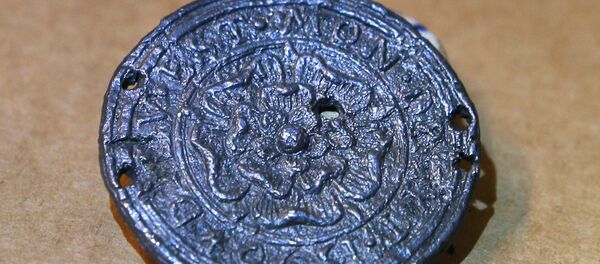 Показ медальона XVI века, найденного во время археологических работ в парке Зарядье Показ медальона XVI века, найденного во время археологических работ в парке Зарядье - Sputnik Afrique