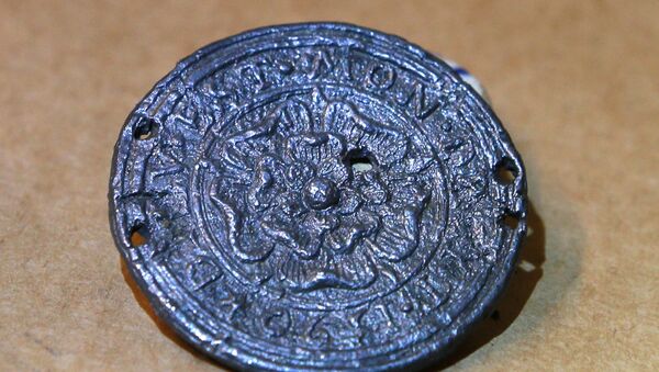 Показ медальона XVI века, найденного во время археологических работ в парке Зарядье - Sputnik Afrique