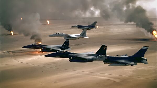 USAF aircraft fly over burning Kuwaiti oil wells (1991) - Sputnik Afrique