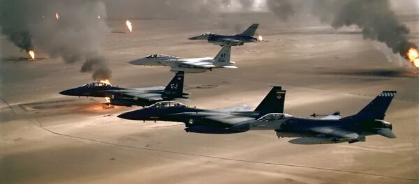 USAF aircraft fly over burning Kuwaiti oil wells (1991) - Sputnik Afrique