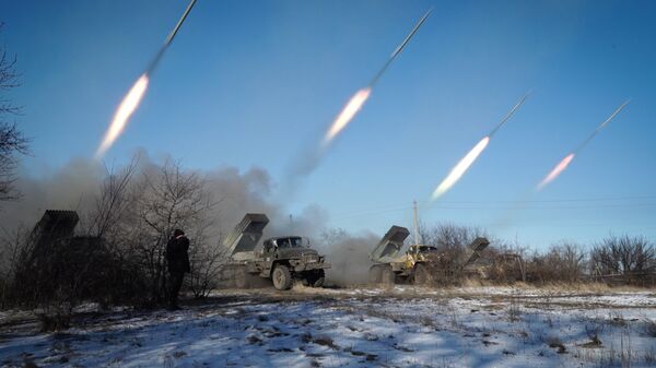 Militaires ukrainiens, lance-roquettes multiples Grad - Sputnik Afrique