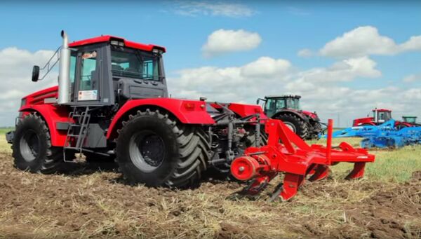 Le tracteur Kirovets K-744R4 Le tracteur Kirovets K-744R4 - Sputnik Afrique