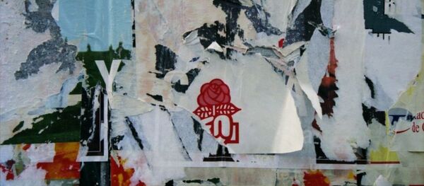 Affiches électorales déchirées, dont il reste la rose, logo du parti socialiste. - Sputnik Afrique