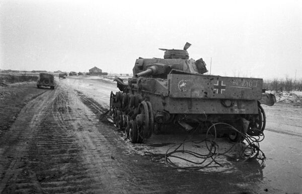 Un char allemand sur une route aux abords de Stalingrad - Sputnik Afrique