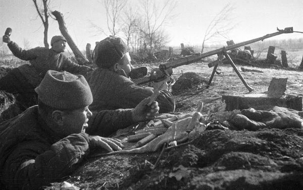 Des combattants dans des tranchées lors de la bataille - Sputnik Afrique