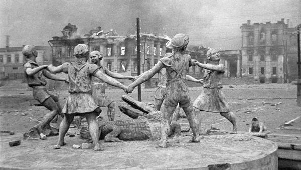 Разрушенный памятник играющим детям на вокзальной площади в Сталинграде после налета немецкой авиации.. - Sputnik Afrique