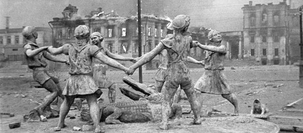 Разрушенный памятник играющим детям на вокзальной площади в Сталинграде после налета немецкой авиации.. Разрушенный памятник играющим детям на вокзальной площади в Сталинграде после налета немецкой авиации.. - Sputnik Afrique