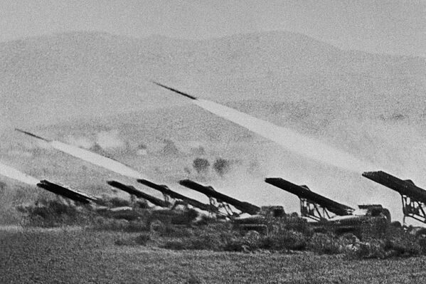 Des lance-roquettes multiples Katioucha frappent l’ennemi lors de la bataille de Stalingrad - Sputnik Afrique