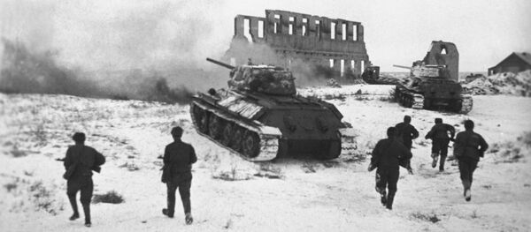 Des soldats soviétiques attaquent une position allemande - Sputnik Afrique