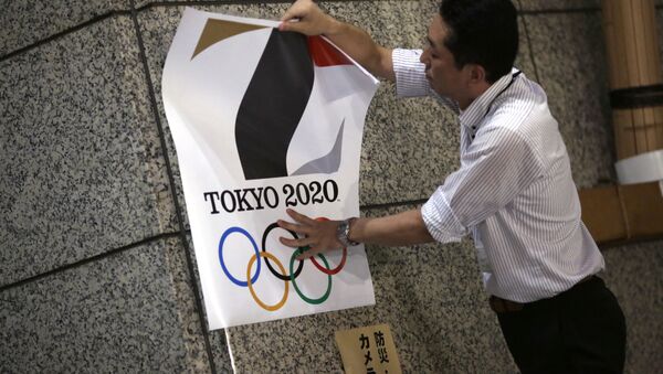 The poster with a logo of Tokyo Olympic Games 2020 is removed from the wall by a worker during an event staged for photographers at the Tokyo Metropolitan Government building in Tokyo Tuesday, Sept. 1, 2015 - Sputnik Afrique