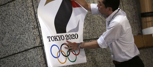 The poster with a logo of Tokyo Olympic Games 2020 is removed from the wall by a worker during an event staged for photographers at the Tokyo Metropolitan Government building in Tokyo Tuesday, Sept. 1, 2015 - Sputnik Afrique