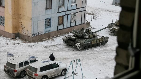 Des voitures de l'OSCE et des chars ukrainiens à Avdeïevka, dans le Donbass - Sputnik Afrique