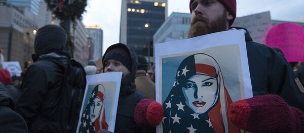 Expert: les anti-Trump ne disaient rien quand Obama bombardait les musulmans - Sputnik Afrique