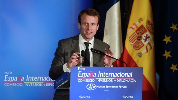 French Minister of Economy, Industry and the Digital Economy, Emmanuel Macron speaks as he takes part in the New Economy Forum in Madrid on July 10, 2015 - Sputnik Afrique