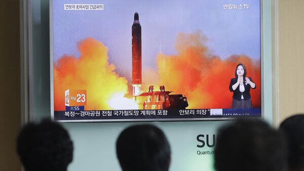 People watch a TV news channel airing an image of North Korea's ballistic missile launch published in North Korea's Rodong Sinmun newspaper at the Seoul Railway Station in Seoul. (File) - Sputnik Afrique