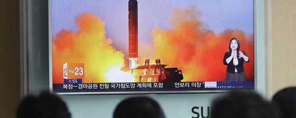 People watch a TV news channel airing an image of North Korea's ballistic missile launch published in North Korea's Rodong Sinmun newspaper at the Seoul Railway Station in Seoul. (File) People watch a TV news channel airing an image of North Korea's ballistic missile launch published in North Korea's Rodong Sinmun newspaper at the Seoul Railway Station in Seoul. (File) - Sputnik Afrique