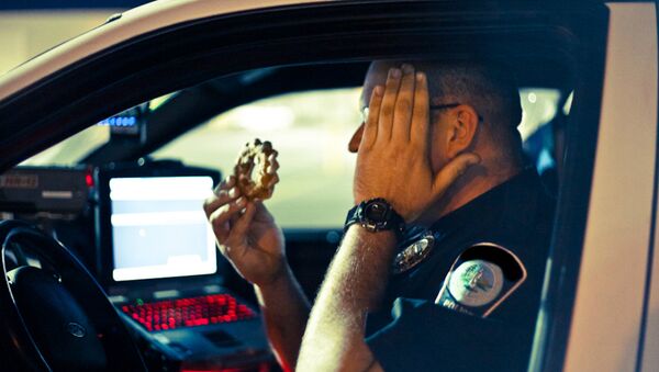 Cop Eating a Donut - Sputnik Afrique