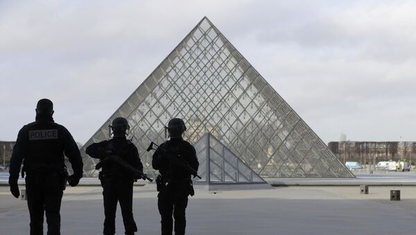 French police secure the site near the Louvre Pyramid in Paris, France, February 3, 2017 after a French soldier shot and wounded a man armed with a knife after he tried to enter the Louvre museum in central Paris carrying a suitcase, police sources said. - Sputnik Afrique