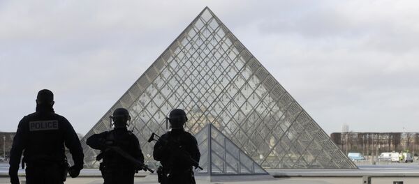 French police secure the site near the Louvre Pyramid in Paris, France, February 3, 2017 after a French soldier shot and wounded a man armed with a knife after he tried to enter the Louvre museum in central Paris carrying a suitcase, police sources said. French police secure the site near the Louvre Pyramid in Paris, France, February 3, 2017 after a French soldier shot and wounded a man armed with a knife after he tried to enter the Louvre museum in central Paris carrying a suitcase, police sources said. - Sputnik Afrique