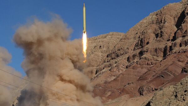 Un missile balistique Qadr à longue portée est lancé dans les montagnes d'Alborz, dans le nord de l'Iran, le 9 mars 2016 - Sputnik Afrique