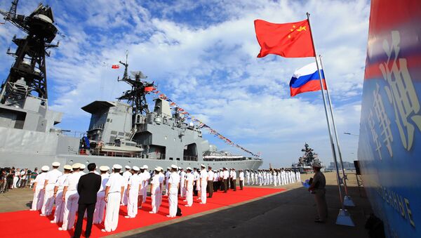 In this photo released by China's Xinhua News Agency, officers and soldiers of China's People's Liberation Army (PLA) Navy hold a welcome ceremony as a Russian naval ship arrives in port in Zhanjiang in southern China's Guangdong Province, Monday, Sept. 12, 2016 - Sputnik Afrique