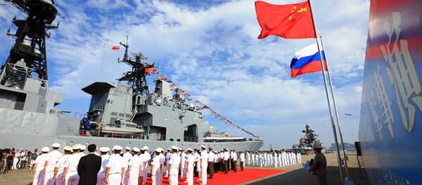In this photo released by China's Xinhua News Agency, officers and soldiers of China's People's Liberation Army (PLA) Navy hold a welcome ceremony as a Russian naval ship arrives in port in Zhanjiang in southern China's Guangdong Province, Monday, Sept. 12, 2016 - Sputnik Afrique