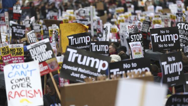 Demonstrators march against U.S. President Donald Trump and his temporary ban on refugees and nationals from seven Muslim-majority countries from entering the United States, during a protest in London, Britain, February 4, 2017 - Sputnik Afrique