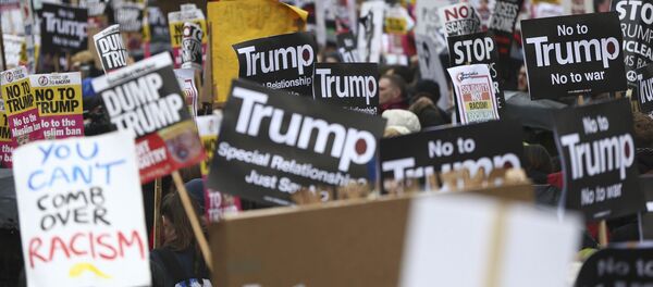 Demonstrators march against U.S. President Donald Trump and his temporary ban on refugees and nationals from seven Muslim-majority countries from entering the United States, during a protest in London, Britain, February 4, 2017 - Sputnik Afrique