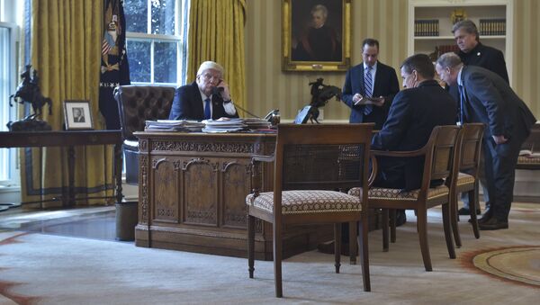 Donald Trump lors de l'entretien téléphonique avec Vladimir Poutine - Sputnik Afrique