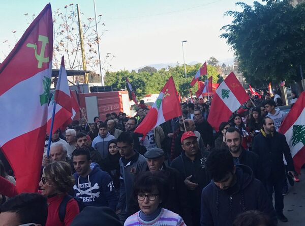 Une manifestation pacifique des militants du Parti communiste libanais Une manifestation pacifique des militants du Parti communiste libanais - Sputnik Afrique