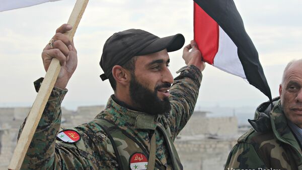 Un soldat de l'armée syrienne célèbre la libération d'un quartier - Sputnik Afrique