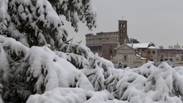 Snow surrounds the ancient Colosseum and Roman Forum, in Rome Saturday, Feb. 4, 2012. - Sputnik Afrique