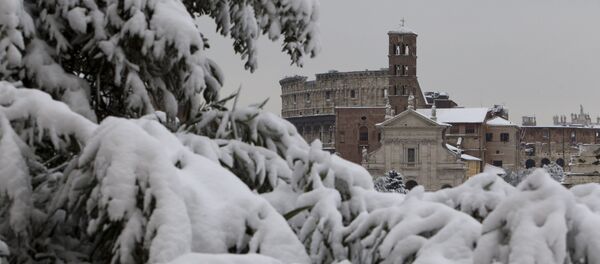 Snow surrounds the ancient Colosseum and Roman Forum, in Rome Saturday, Feb. 4, 2012. - Sputnik Afrique